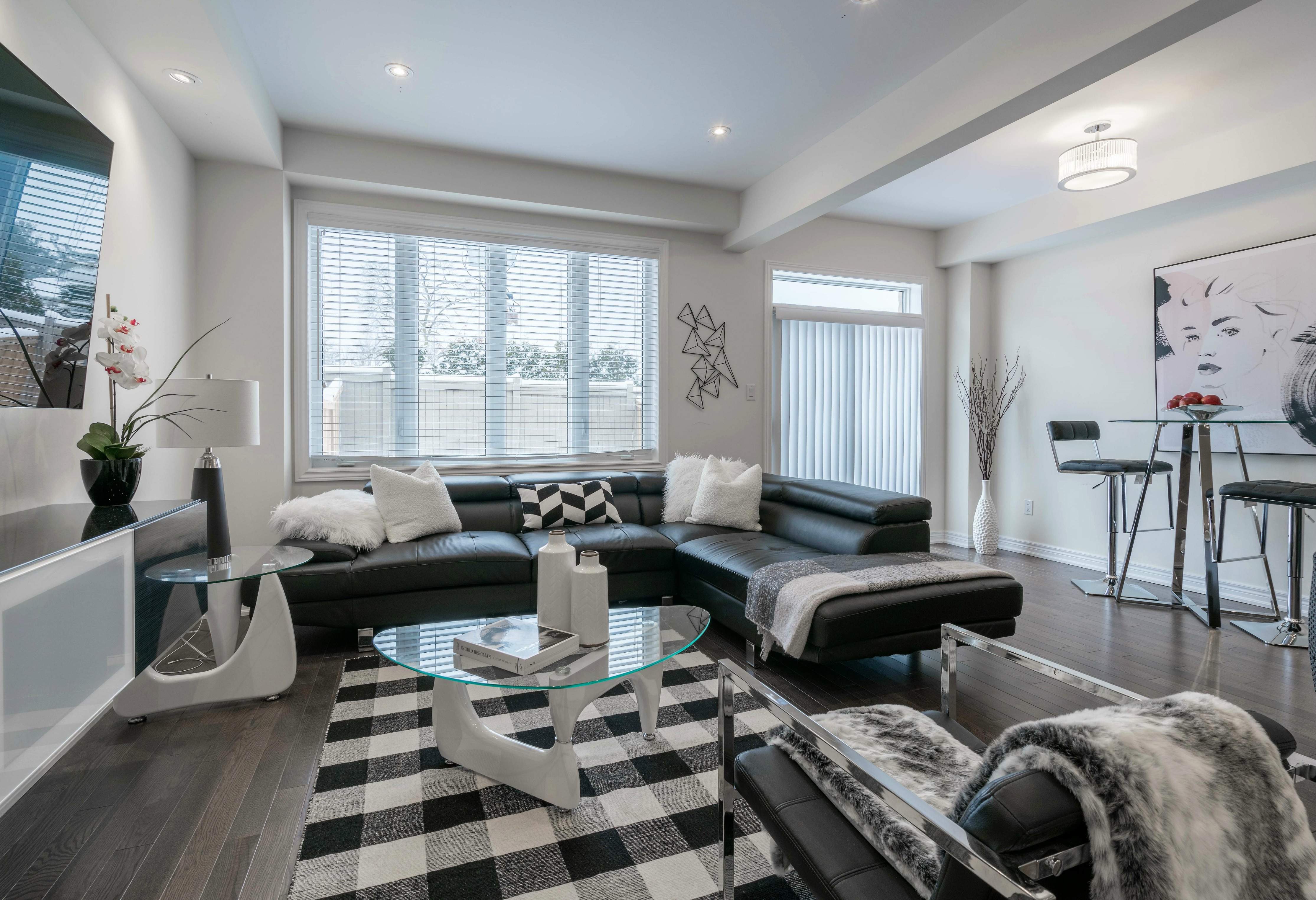 Black and white living room - Home staging in Aurora