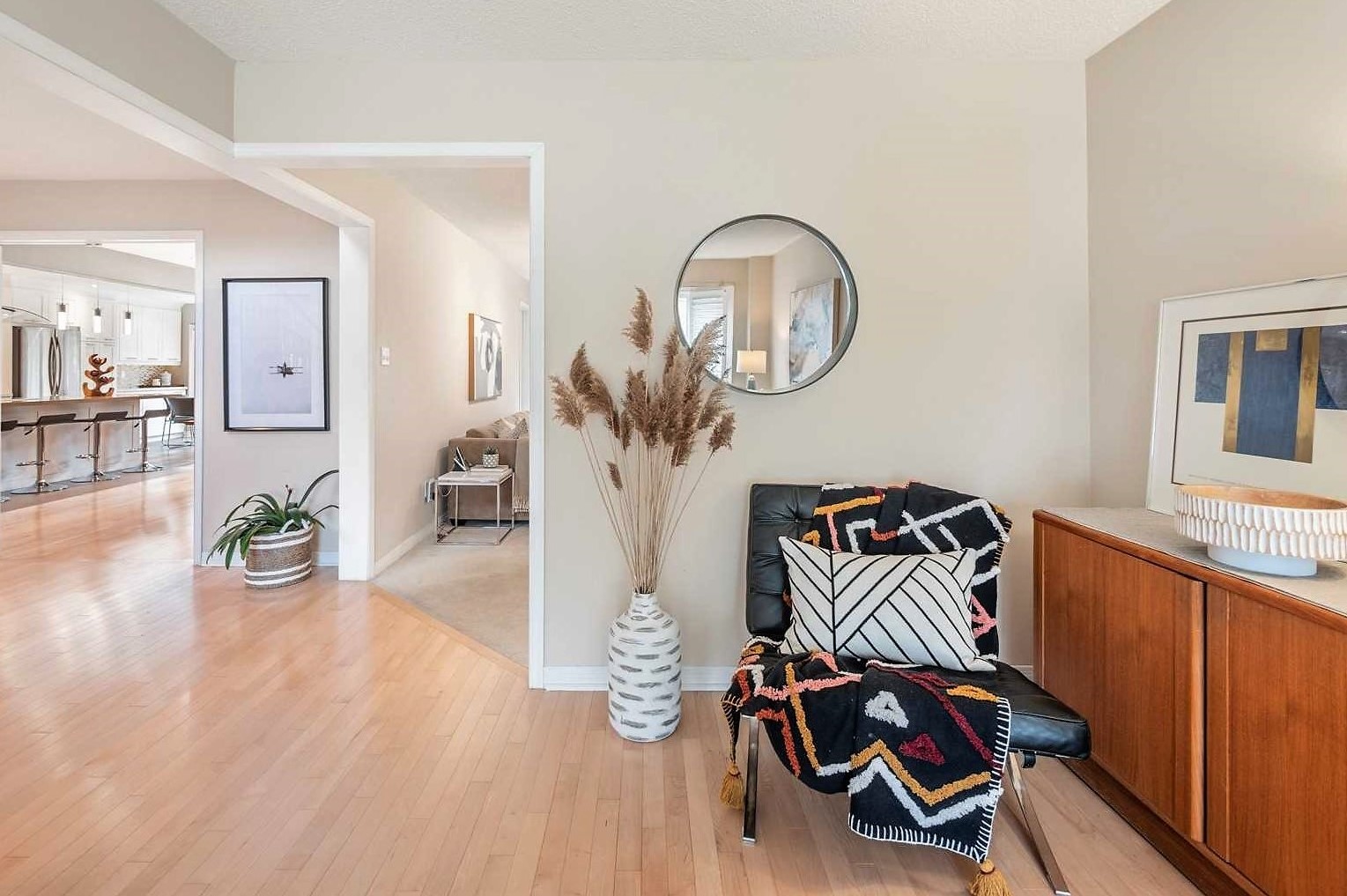 Markham home staging by Gta Fine Interiors Midcentury modern